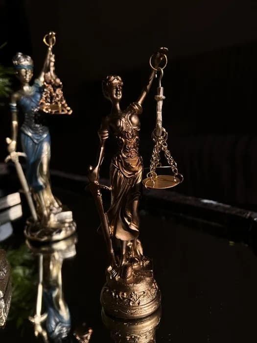 Themis statuette 18cm — variant 1
