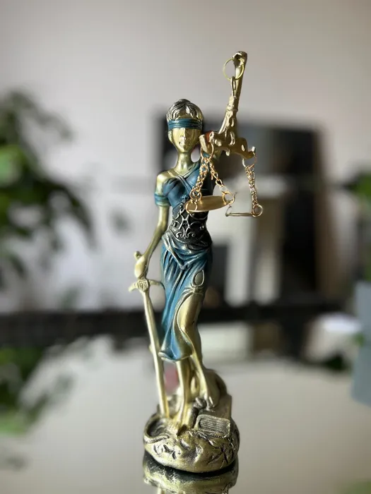 Themis statuette 23cm