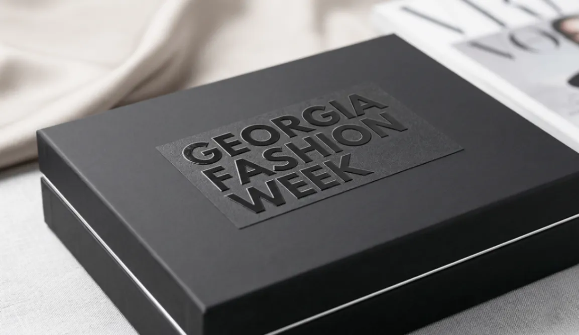 ფოლგირება კომბინაციაში რელიეფთან — 3D ბრწყინვალე ეფექტი. ლოგო ან ტექსტი ამოწვდომილი და ფოლგით დაფარული. პრემიუმ სავიზიტო ბარათებისა და ყდების თამამი არჩევანი.